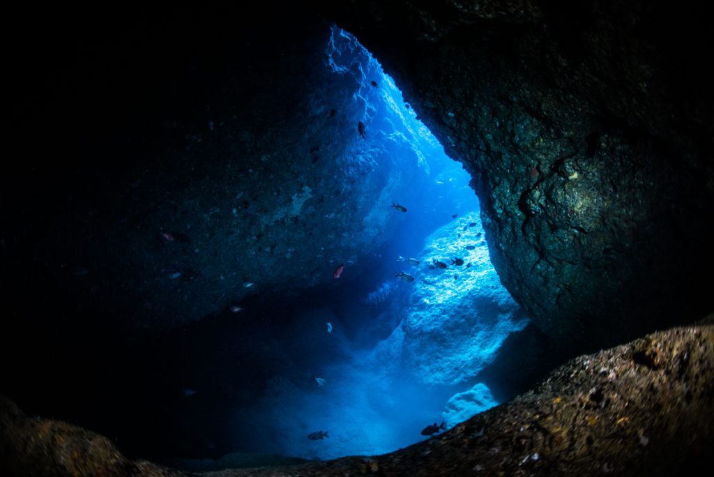 コウリ残波の幻想的な大洞窟