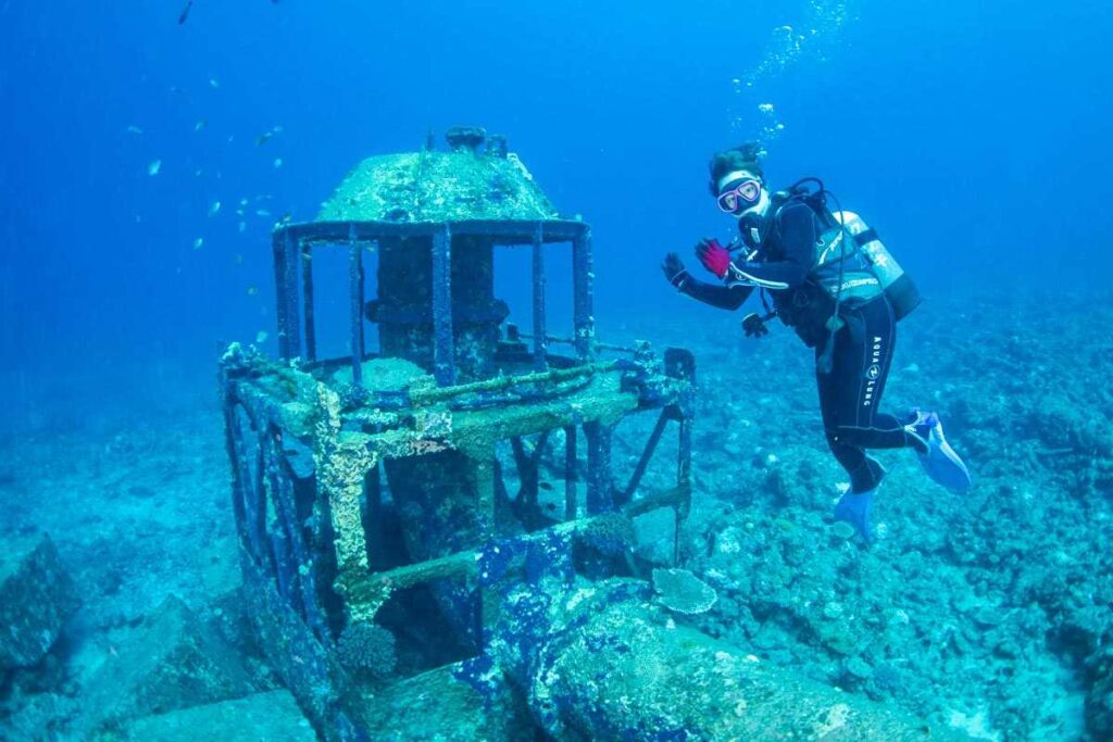 美ら海水族館の沖・秘密基地の人工物