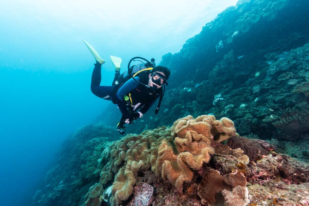 北谷の海底ピラミッドとダイバー【沖縄の海底遺跡】