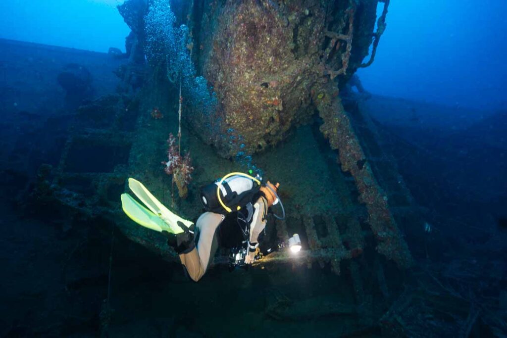 崩壊が進む主砲とダイバー・エモンズ(USS EMMONS)